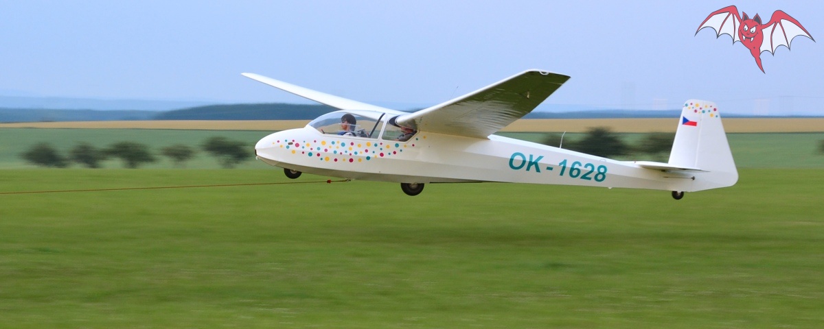 Dvoumístný větroň Ka-7 používaný pro plachtařský výcvik.