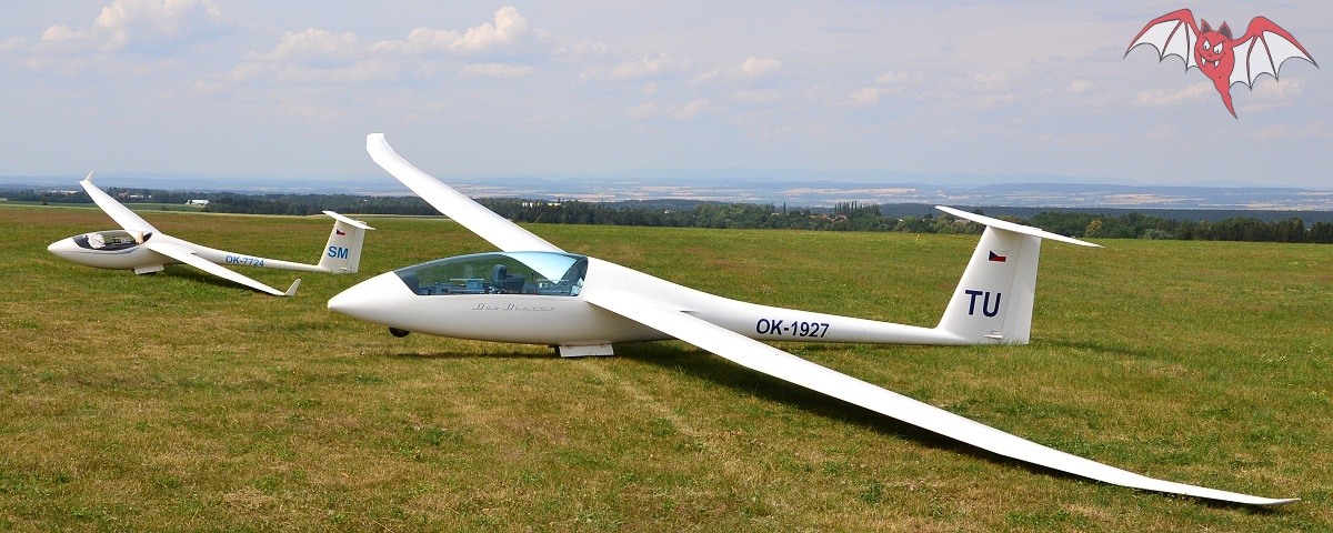 Větroně Duo Discus a ASW-24 připraveny ke startu.