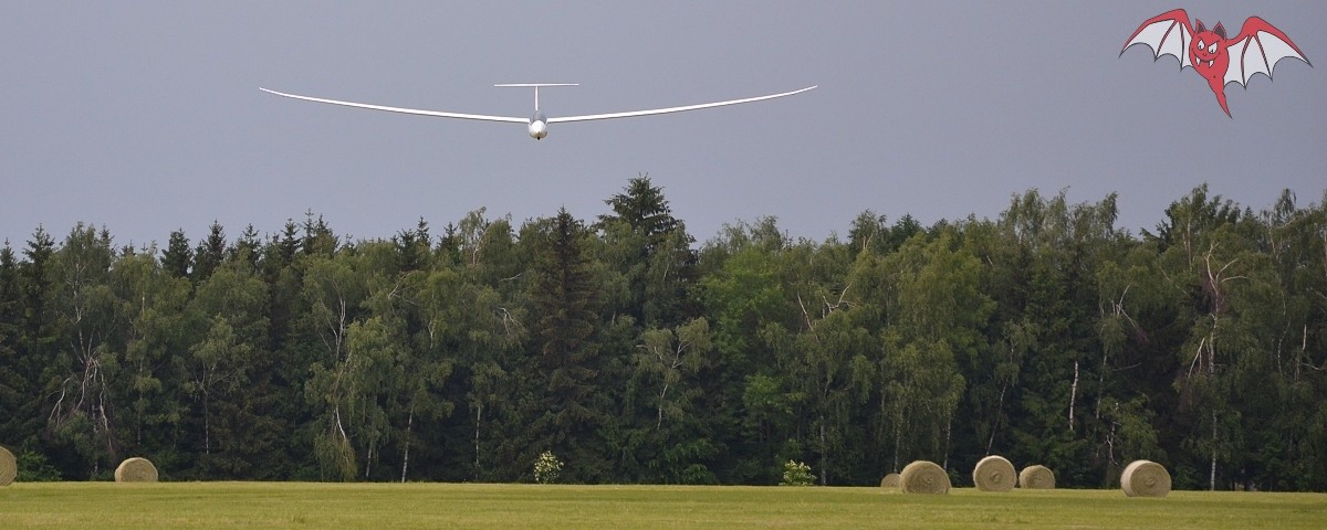 Větroň Duo Discus - návrat z přeletu.