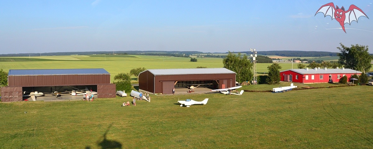 Letiště Polička - hangáry a provozní budova.